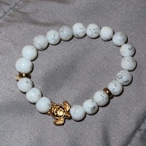 White and gold turtle beaded bracelet